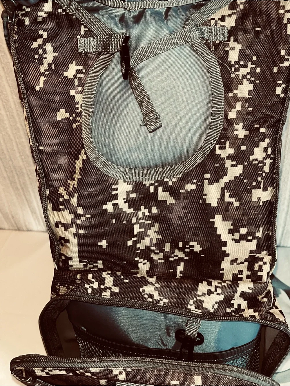 Savoon Outdoors 2L Hydration Backpack w/ Bladder NWT Digital Camo Hiking Running